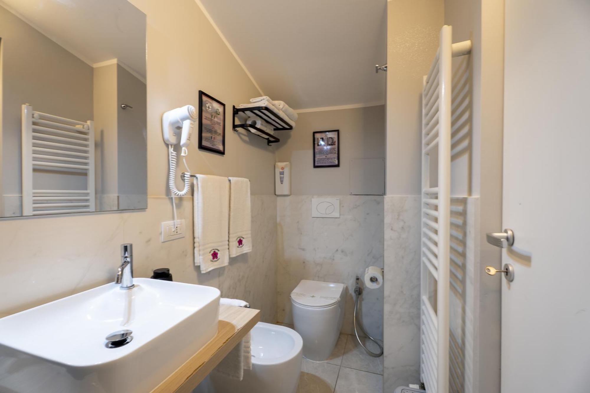 Affittacamere Orchidea For Tourists Hesperia Hosp Модена Екстериор снимка